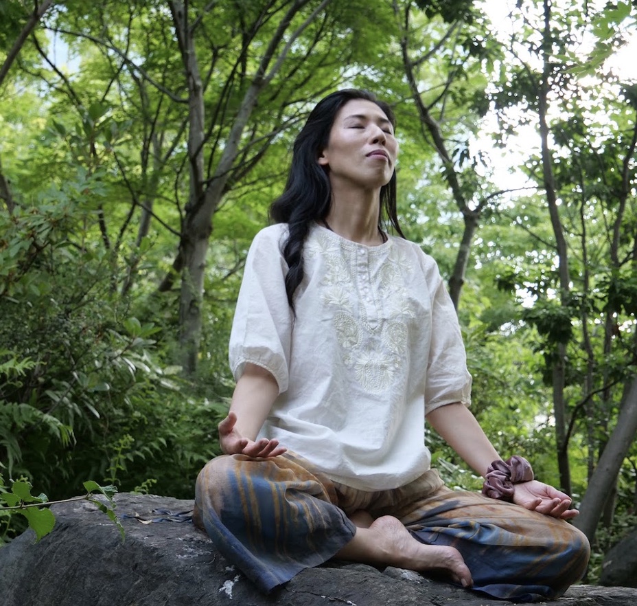 Setsuko Hata meditating