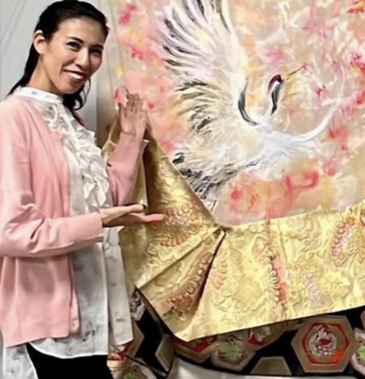 Setsuko Hata with crane painting