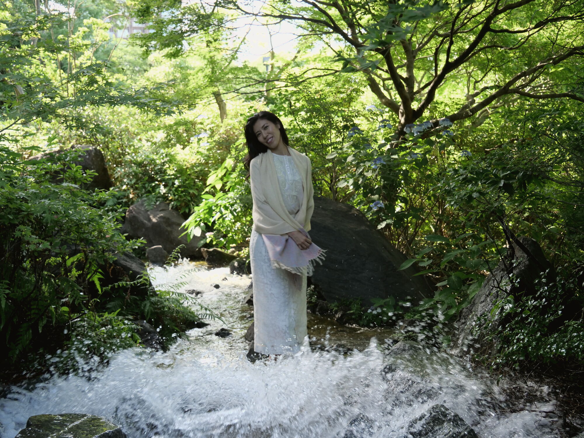 秦節子、庭園の小川にて