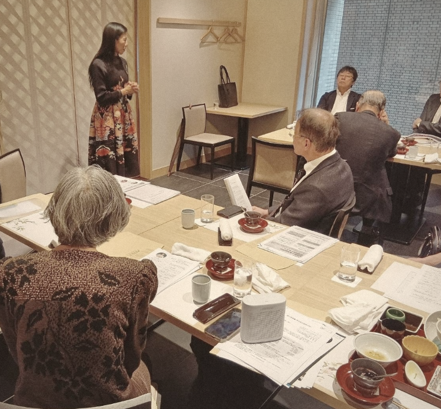 企業向けの説明会で話す秦節子